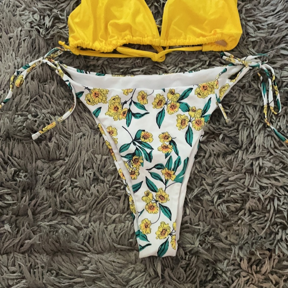 Thong Bikini Set - Picture 2 of 4
